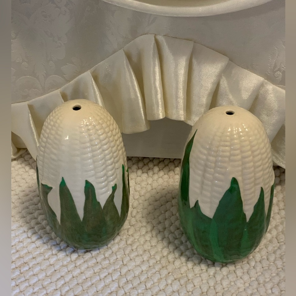 VINTAGE SALT AND PEPPER SHAKER SET